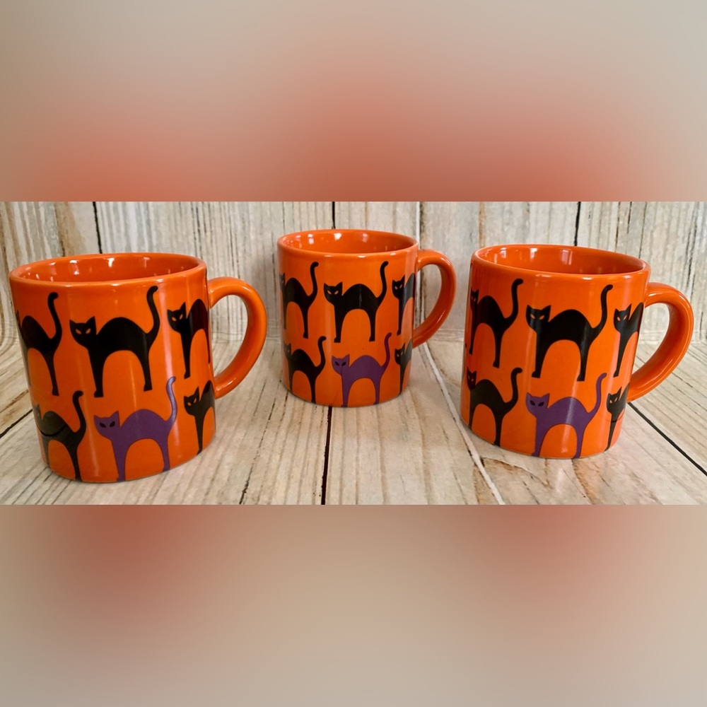 Crate & Barrel Halloween Scaredy Cat
Small Mugs